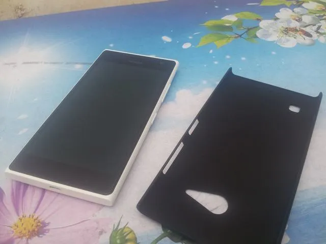 Mặt trước của một chiếc điện thoại đang hiển thị màn hình chính, sẵn sàng cho việc truy cập cài đặt để quản lý không gian lưu trữ.