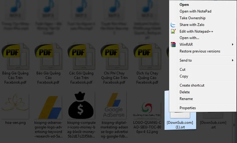 Mở file phụ đề .SRT đã tải về từ DownSub bằng Notepad, hiển thị dấu thời gian