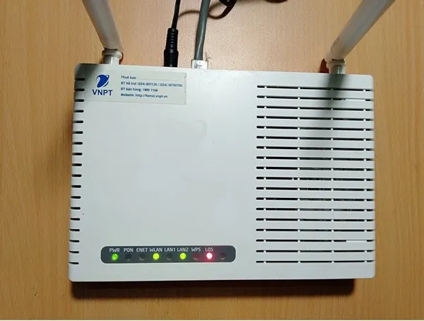 Modem Wi-Fi với các đèn tín hiệu sáng xanh, thể hiện kết nối Internet đã sẵn sàng để sử dụng