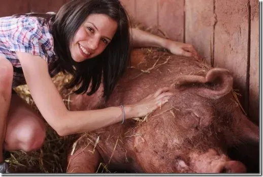 Một chuyên gia an ninh mạng khác đang đứng giữa không gian làm việc số, minh họa cho sự cam kết về lối sống có chọn lọc và bảo mật thông tin