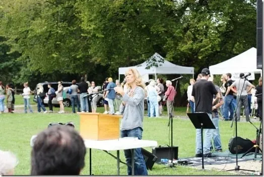 Một chuyên gia đang sử dụng cử chỉ tay chân thành khi nói về thông điệp bảo mật và kiểm soát dữ liệu