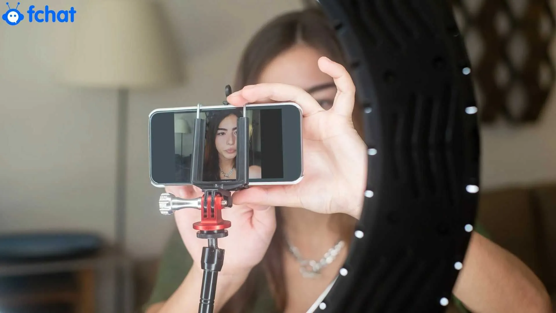 Người bán hàng online đang sử dụng điện thoại để live stream Facebook, tập trung vào tương tác trực tiếp với khách hàng