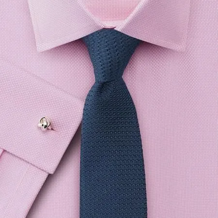 Người đàn ông lịch lãm diện sơ mi hồng kết hợp khuy măng sét bạc đơn giản, nổi bật