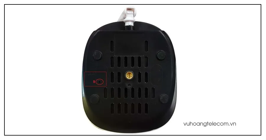 Nhấn giữ nút RESET trên camera Vantech VT-6300B cho đến khi nghe âm báo