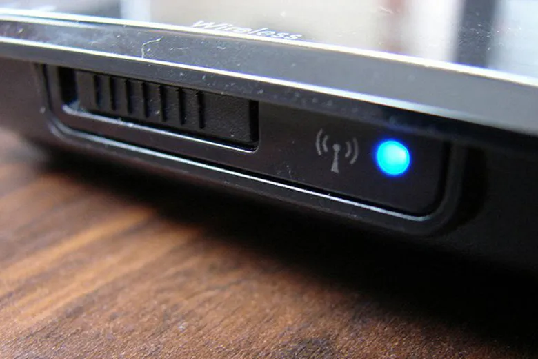 Nút công tắc vật lý để bật/tắt kết nối mạng trên các dòng laptop cũ