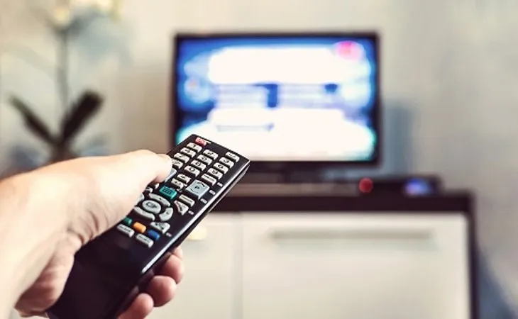 Sau khi bạn đã kết nối cáp và cấp nguồn cho tivi, hãy tiếp tục thiết lập tivi ban đầu bằng cách nhấn nút HOME để hiển thị mục Cài đặt