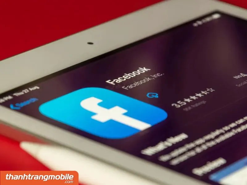 Sử dụng điện thoại và máy tính để thực hiện cách kiểm tra vị trí facebook chi tiết