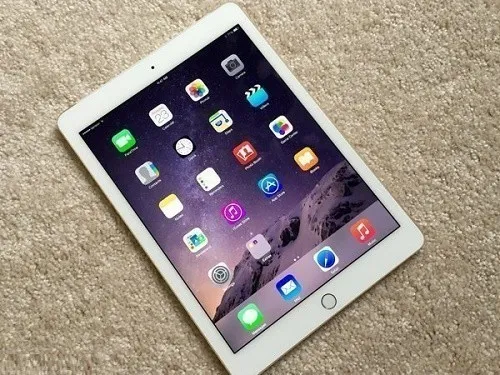 Tải Zalo về iPad Air 2, hiển thị quá trình tìm kiếm và cài đặt ứng dụng