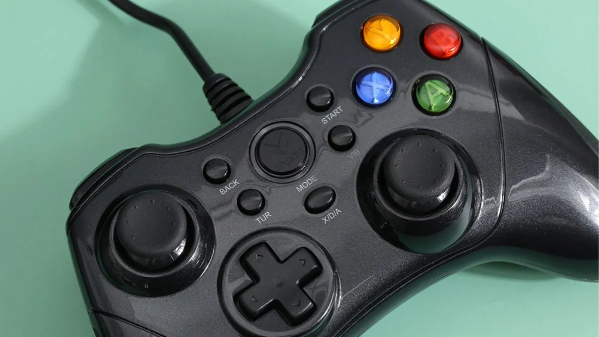 Tay cầm Rapoo V600 với thiết kế công thái học và các nút bấm có màu sắc sinh động