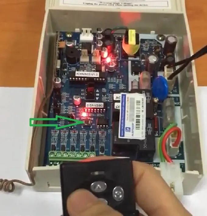 Thao tác cài đặt remote cửa cuốn và hộp nhận cửa khe thoáng