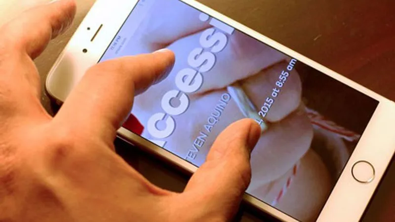 Thao tác kéo ngón tay để điều chỉnh cỡ chữ trên trình duyệt iPhone