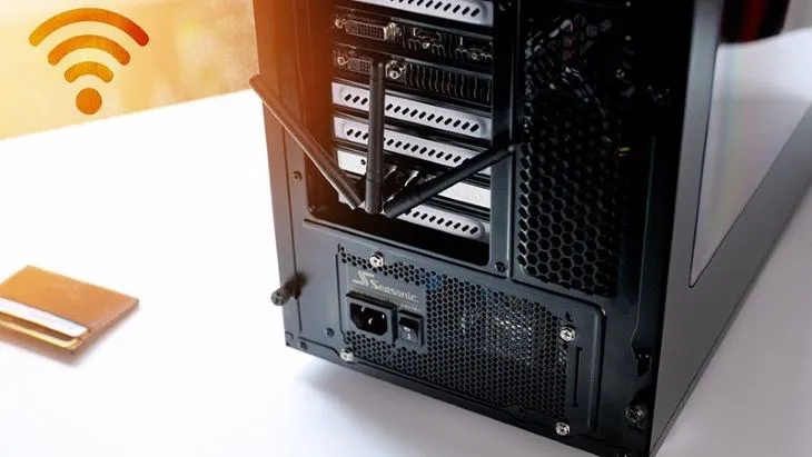 Thiết bị này cũng là một loại card WiFi dưới dạng một bảng mạch hình chữ nhật có gắn ăng ten có thể tháo rời, hỗ trợ kết nối wifi cho máy tính