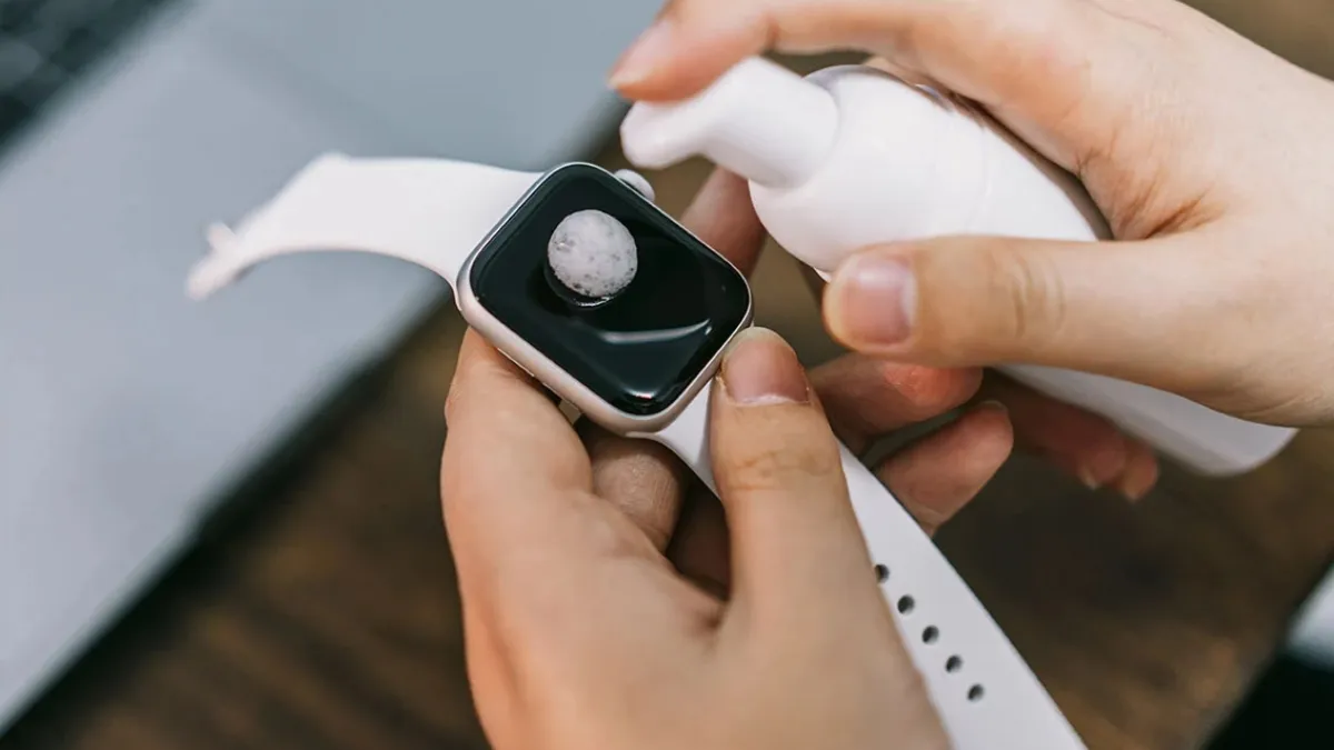 Vệ sinh đồng hồ thường xuyên