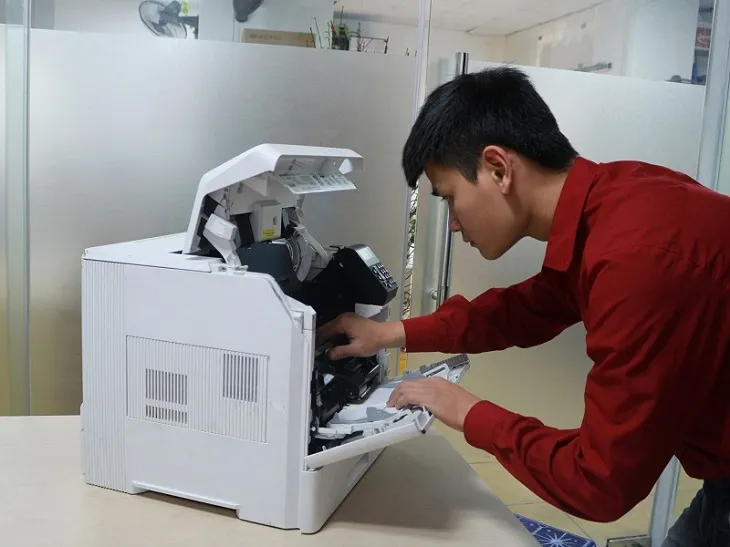 Vệ sinh máy in định kỳ để loại bỏ bụi bẩn và duy trì hiệu suất in ấn