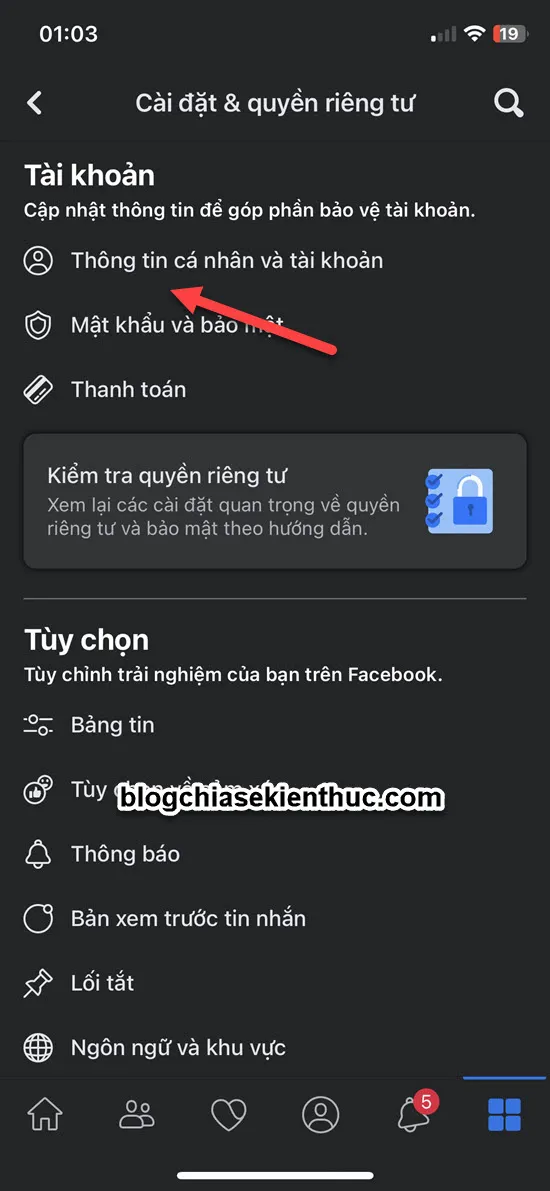 Chọn 'Thông tin cá nhân và tài khoản' trong Cài đặt trên ứng dụng di động Facebook để quản lý thông tin người dùng.