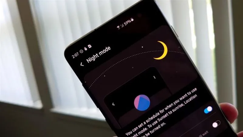 Giải thích cách màn hình OLED tiết kiệm pin khi dùng chế độ tối